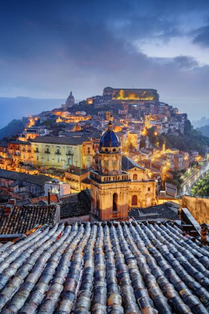 Téléchargez les photos : Ragusa Ibla, Sicile, Italie à l'aube. - en image libre de droit