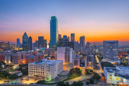 Dallas, Texas, USA skyline céntrico de la ciudad al amanecer.