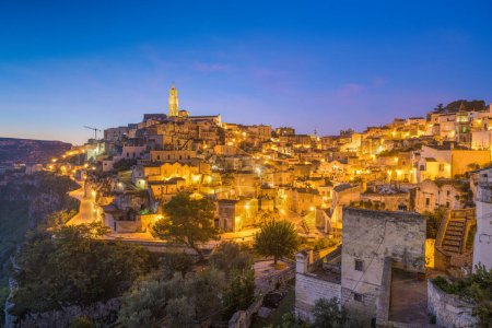 Téléchargez les photos : Matera, Italie Ancienne ville perchée dans la région Basilicate à l'aube. - en image libre de droit