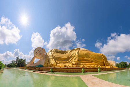 Téléchargez les photos : Bago, Myanmar à Mya Tha Lyaung bouddha inclinable
. - en image libre de droit