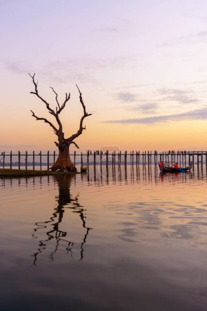 Téléchargez les photos : Pont U-Bein à Mandalay, Myanmar à l'aube. - en image libre de droit
