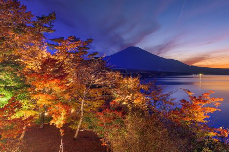 Téléchargez les photos : Mt. Fuji, Japon du lac Yamanaka à l'automne au crépuscule. - en image libre de droit