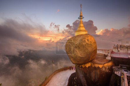 Foto de Pagoda Kyaiktiyo en la cima de Golden Rock al atardecer en el estado de Mon, Myanmar. - Imagen libre de derechos