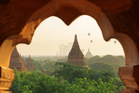 Téléchargez les photos : Bagan, Myanmar avec pagodes et montgolfières le matin. - en image libre de droit