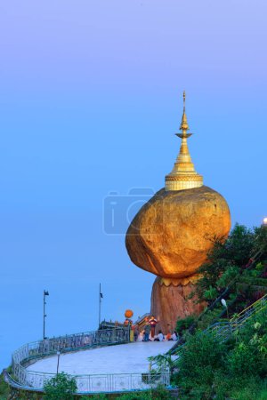 Téléchargez les photos : Pagode Kyaiktiyo au sommet du rocher d'or au crépuscule dans l'État de Mon, Myanmar. - en image libre de droit