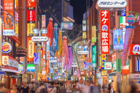 Foto de TOKIO, JAPÓN - 4 de agosto de 2015: Multitud Shibuya Central-Gai de noche. La calle es un centro principal para la cultura juvenil. - Imagen libre de derechos