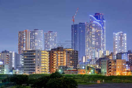 Téléchargez les photos : Kawasaki, Japon skyline sur la Tamagawa River la nuit. - en image libre de droit