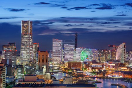 Téléchargez les photos : Yokohama, Japon Paysage urbain du district de Minato Mirai au crépuscule. - en image libre de droit