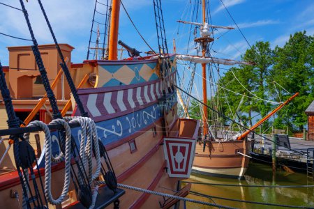 Foto de 9 DE MAYO DE 2023 - JAMESTOWN, VIRGINIA, USA: El asentamiento Jamestown con barcos recreados forma el período colonial. - Imagen libre de derechos