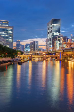 Téléchargez les photos : Osaka, Japon skyline dans le quartier de Nakanoshima dans la soirée. - en image libre de droit