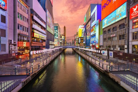 Foto de OSAKA, JAPÓN - 16 de agosto de 2015: El Canal Dotonbori en el Distrito de Namba. Los canales datan de principios de 1600 y son un destino popular de la vida nocturna. - Imagen libre de derechos