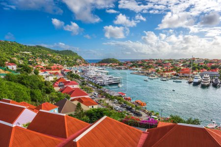 Téléchargez les photos : Gustavia, l'horizon de la ville de St. Bart au port. - en image libre de droit