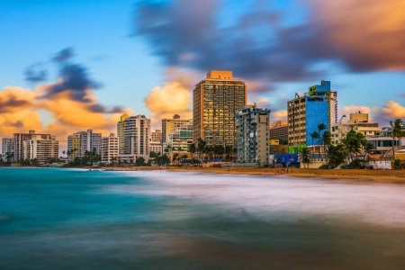 Foto de San Juan, Puerto Rico skyline resort en Condado Beach al atardecer. - Imagen libre de derechos