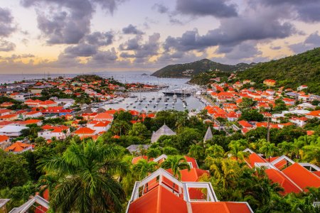 Gustavia, horizonte de San Bart y puerto en el Caribe al atardecer.