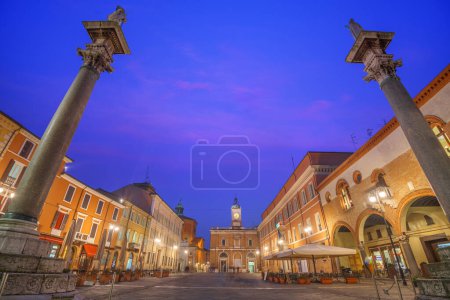 Téléchargez les photos : Ravenne, Italie à Piazza del Popolo avec les colonnes vénitiennes au crépuscule. - en image libre de droit