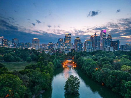 Foto de Atlanta, Georgia, EE.UU. con vistas al Piamonte Park al atardecer. - Imagen libre de derechos