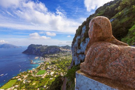 Foto de Capri, Italia desde arriba en un hermoso día. - Imagen libre de derechos