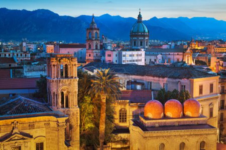 Foto de Palermo, Italia vista panorámica de la azotea con la Iglesia de San Cataldo en el crepúsculo. - Imagen libre de derechos