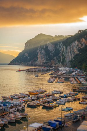 Téléchargez les photos : Capri, Italie avec vue sur Marina Grande le matin. - en image libre de droit