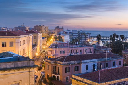 Téléchargez les photos : Syracuse, Sicile, Italie vue sur le paysage urbain sur la côte à l'aube. - en image libre de droit