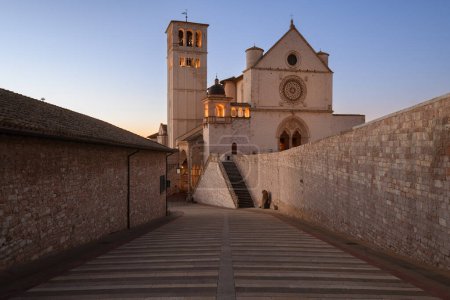 Téléchargez les photos : Assise, Italie avec la basilique Saint-François d'Assise au crépuscule. - en image libre de droit