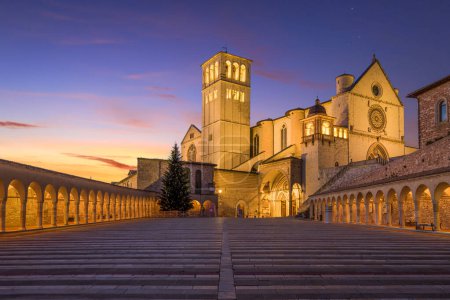 Foto de Asís, Italia con la Basílica de San Francisco de Asís al atardecer. - Imagen libre de derechos