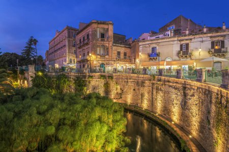 Téléchargez les photos : Syracuse, Sicily, Italy with the Fountain of Arethusa at dusk. - en image libre de droit