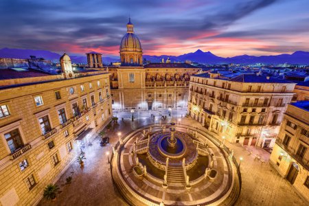 Palermo, Italien mit dem Prätorianischen Brunnen in der Abenddämmerung.