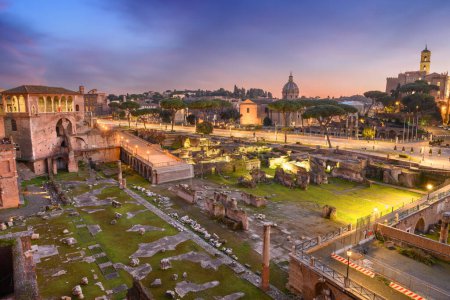 Foto de Roma, Italia con vistas al Foro de Trajano al atardecer. - Imagen libre de derechos