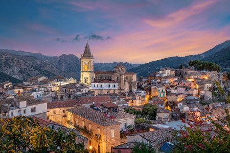 Téléchargez les photos : Novara di Sicilia, Sicile, Italie village à l'aube. - en image libre de droit
