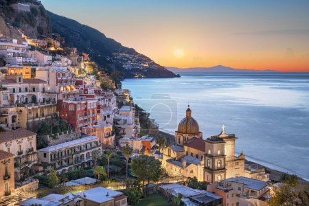 Positano, Italia a lo largo de la costa de Amalfi al atardecer.