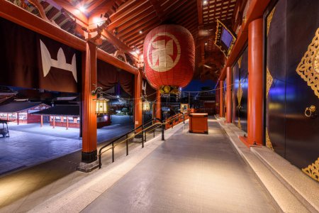 Téléchargez les photos : Temple Sensoji historique dans le quartier Asakusa de Tokyo. L'origine du temple remonte à 628. - en image libre de droit
