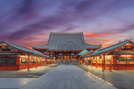 Tokio, Japan im Senso-ji Tempel im Asakusa Distrikt im Morgengrauen.