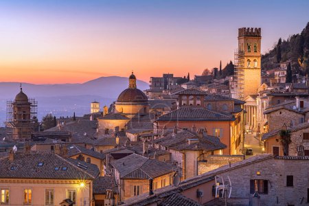 Foto de Asís, Italia skyline de la vieja ciudad de la colina en la azotea al atardecer. - Imagen libre de derechos