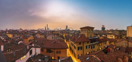 Foto de Bolonia, Italia horizonte de la azotea y famosas torres históricas al atardecer. - Imagen libre de derechos