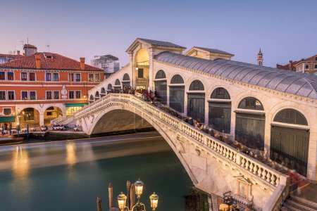 Foto de Venecia, Italia en el Puente de Rialto sobre el Gran Canal en el crepúsculo. - Imagen libre de derechos