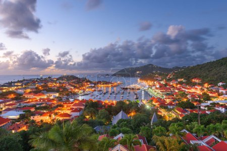 Foto de Gustavia, horizonte de San Bartolomé en el Caribe. - Imagen libre de derechos