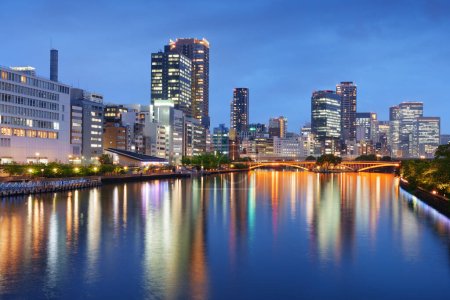 Téléchargez les photos : Osaka, Japon paysage urbain sur la rivière au crépuscule. - en image libre de droit