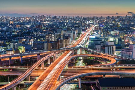 Foto de Osaka Oriental, Japón con cruces y carreteras al atardecer. - Imagen libre de derechos