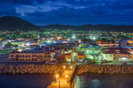 Foto de Basseterre, St. Kitts y Nevis ciudad horizonte en el puerto por la noche. - Imagen libre de derechos