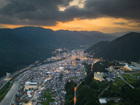 Foto de Gero, Gifu, Japón al atardecer desde las montañas. - Imagen libre de derechos