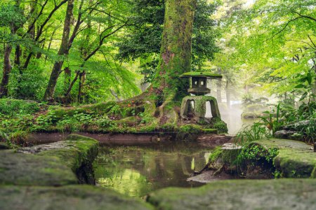 Téléchargez les photos : Lanterne japonaise sur un étang dans le parc du Gifu, Gifu, Japon. - en image libre de droit