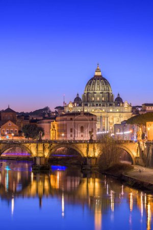 Foto de Basílica de San Pedro en la Ciudad del Vaticano con el río Tíber pasando por Roma, Italia al atardecer. - Imagen libre de derechos
