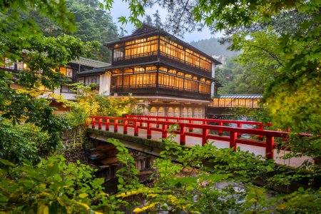 Téléchargez les photos : Shima Onsen, Gunma, Japon architecture traditionnelle au crépuscule. - en image libre de droit