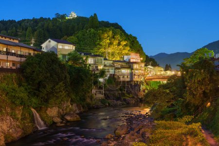 Téléchargez les photos : Gujo, Gifu, Japon sources chaudes onsen ville sur la rivière Hida la nuit. - en image libre de droit