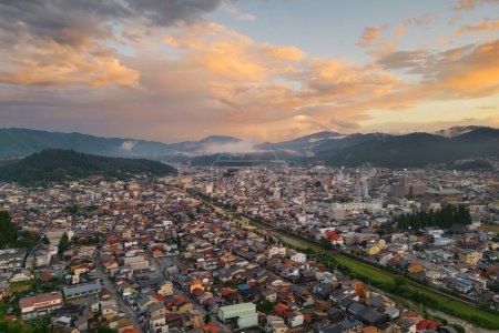 Téléchargez les photos : Takayama, Gifu, Japon horizon au crépuscule. - en image libre de droit
