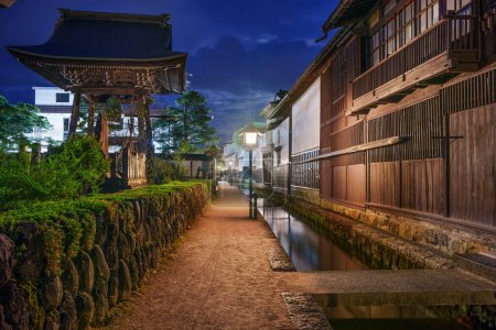 Téléchargez les photos : Hida, Gifu, Japon sur Shirakabe Dozogai Street la nuit. - en image libre de droit