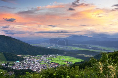 Foto de Nozawa Onsen, Prefectura de Nagano, Japón desde las montañas al atardecer. - Imagen libre de derechos