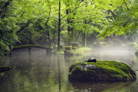 Téléchargez les photos : Lanterne japonaise sur un étang dans le parc du Gifu, Gifu, Japon. - en image libre de droit