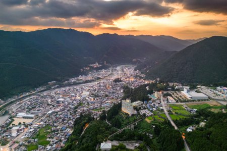 Téléchargez les photos : Gero, Gifu, Japon des montagnes au crépuscule. - en image libre de droit